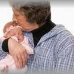 【ウトメにモヤモヤ】出産し退院を迎えた日。娘に服を着せようとすると、横からスッとウトメの手が…