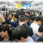 【スカッとした話】大ケガしてる私を電車で連れ出した挙げ句に、混み合った電車で私に「嫁子、あんた妊婦さんがいるんだから立ちなさい！」と言うトメ。妊婦さんは遠慮するものの……