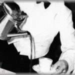 【スカッとする武勇伝】バイト先で苦学生をいじめてた俺様君。あるとき苦学生を転ばせ常連客の足にコーヒーが…俺様君「あ～あwwすいませんねお客さ…」次の瞬間、俺様君は吊り上げられてた