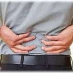 【病気】人生で初めて腰痛になったが、力仕事も結構していたので特に気にしないでいた。診療所ではヘルニアと言われたが、痛みは引かず、むしろ酷くなっていった。そのうち薬の副作用か、胃が痛くなり、常時吐き気がするように。胃痛だけでも治そうと別の診療所に行くと……