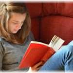 【ほっこり】嫁が本読みつつ犬撫でてる時に抱きついて「愛してる」と言ったら・・・、いきなり嫁が立ち上がってベッドルームへ消えていった！