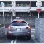 【衝撃】産後の乳つまりがひどかったので助産院に行くことに。助産院を目前にした細い路地のところで突然すごいスピードで走って来た乗用車が私の前にキキーッと止まるやいなやドアがいっぺんに開いて人が3人飛び出してきた！