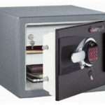 【夫婦の秘密】父親の遺品を整理してたら金庫が出てきた。暗証番号を探し出し開けてみると・・・